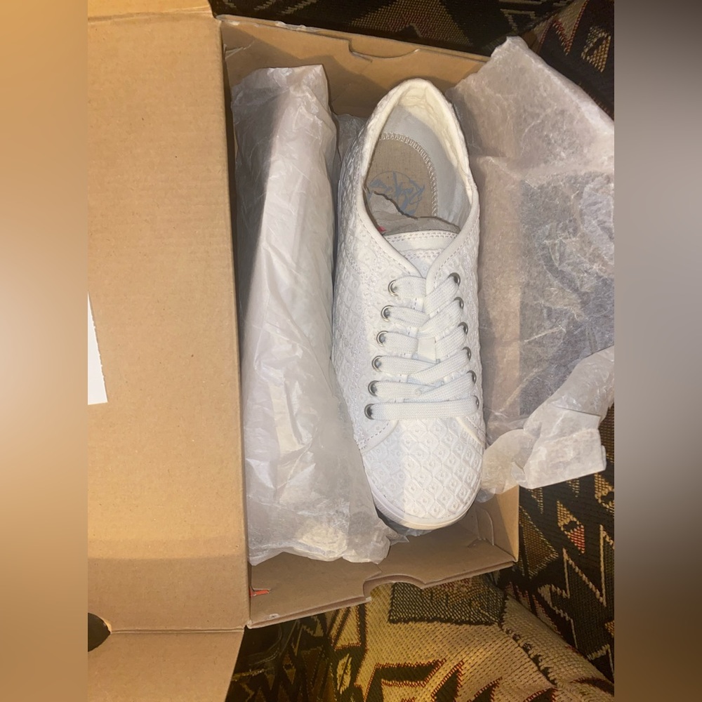 Roxy women shoes, never worn, in its original packaging size 8